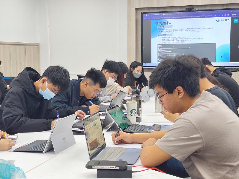 學生在課程中進行情境演練。(圖/淡江大學提供)