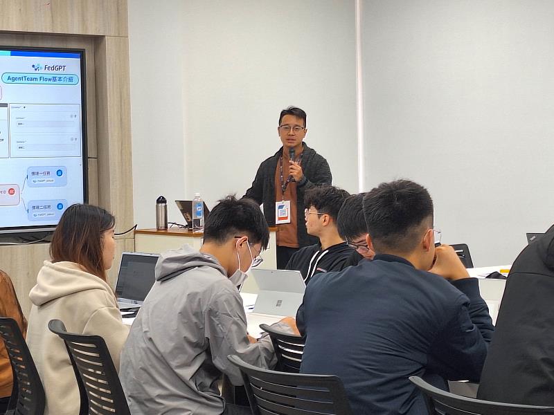 第一梯次「FedGPT認證課程」實作工作坊,由台灣人工智慧實驗室張德安專案經理講授AgentTram Flow & AgentTeam RAG課程。(圖/淡江大學提供)