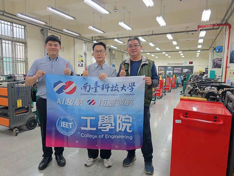 南臺汽機車展的 「鐵三角」！資深汽機車展指導老師許哲嘉（資深傳承）、陳文川（極具貢獻）與新生代指導老師張明豪（接力創新）3位跨世代導師攜手，共同傳承36年車展經驗，確保「做中學」理念不中斷，致力將學生培育為具備實戰能力的「新職人」！