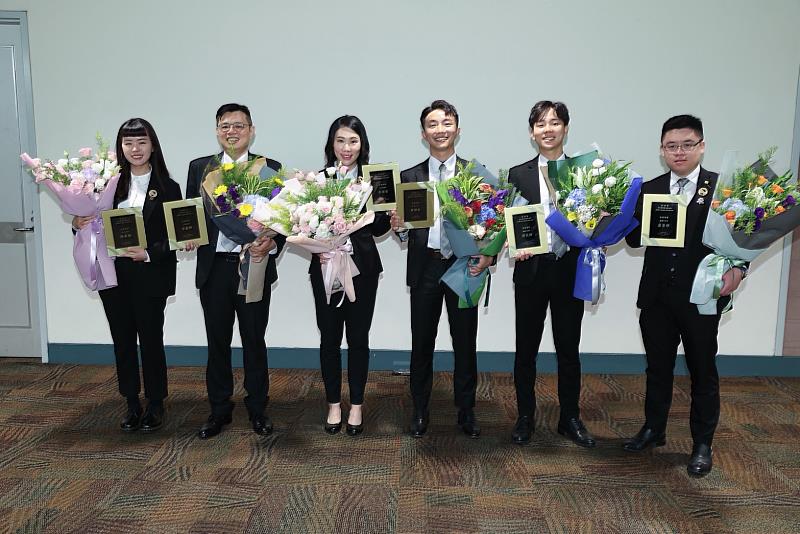 2025全國商店優良店長表揚暨傑出店長選拔頒獎典禮日前舉行，信義房屋今年共有方龐邸、吳佳螢、康恩碩、羅晧宸、張辰語、郭文淵6名店長獲頒優良店長。