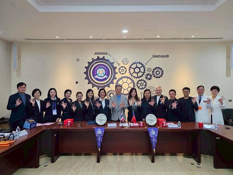 大仁科技大學與泰國Pathumthani University合影。