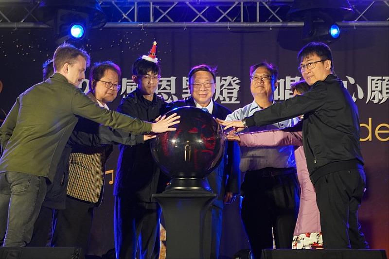 中華大學校長劉維琪攜師長共同啟動點燈儀式，伸手輕觸圓球，校園瞬間洋溢聖誕氛圍。