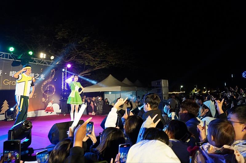 學生熱情應援，掌聲與歡呼聲響徹校園，感恩夜星光閃耀。