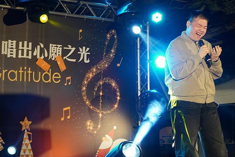 印尼籍同學林文森深情詮釋《想你的夜》,歌聲傳遞溫暖與感恩。