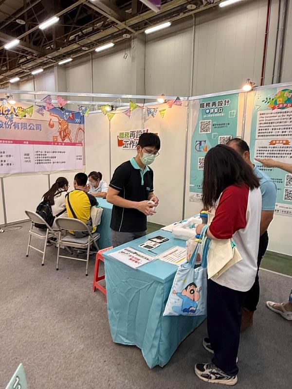 加油站站長對身心障礙者進行簡易面試及觀察。