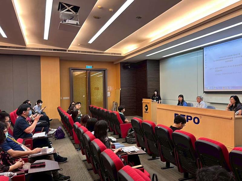 參訪企業代表積極提問了解員工協助措施。