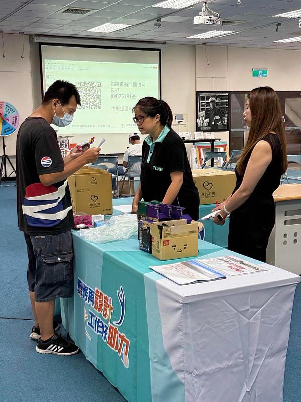 .工作人員向身心障礙者解說理貨面試流程，企業人資主管從旁觀察評估。