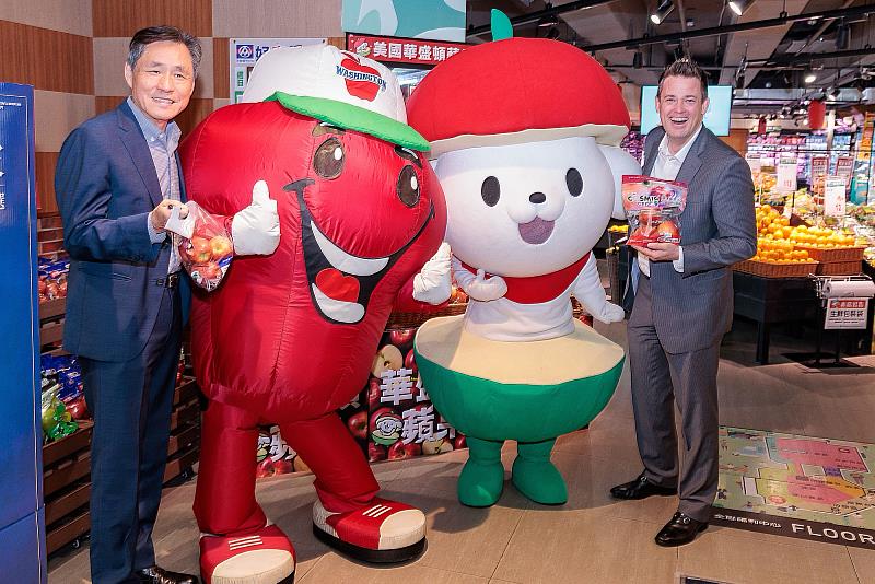 美國在台協會農業組組長漢夢閣(右1)、美國華盛頓協會台灣代表Steven Chu(左1)和全聯水果探險隊「蘋狗」(右2)、華盛頓蘋果協會吉祥物Mr. Crispy(左2)展現美國華盛頓蘋果的熱情,互動感十足。