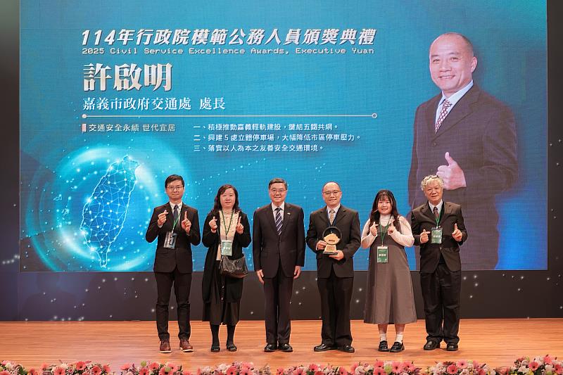 嘉市府交通處長許啟明推動交通安全永續、世代宜居，榮獲行政院模範公務人員。