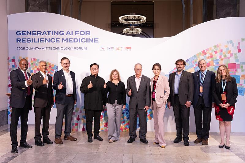 廣達張嘉淵技術長（左4）在Generating AI for Resilience Medicine論壇中與講者MIT教授Daniela Rus（左5）、John Guttag（右5）、Regina Barzilay（右1）及所有MIT CSAIL來台講者們合影。（圖片來源：時代基金會官網）