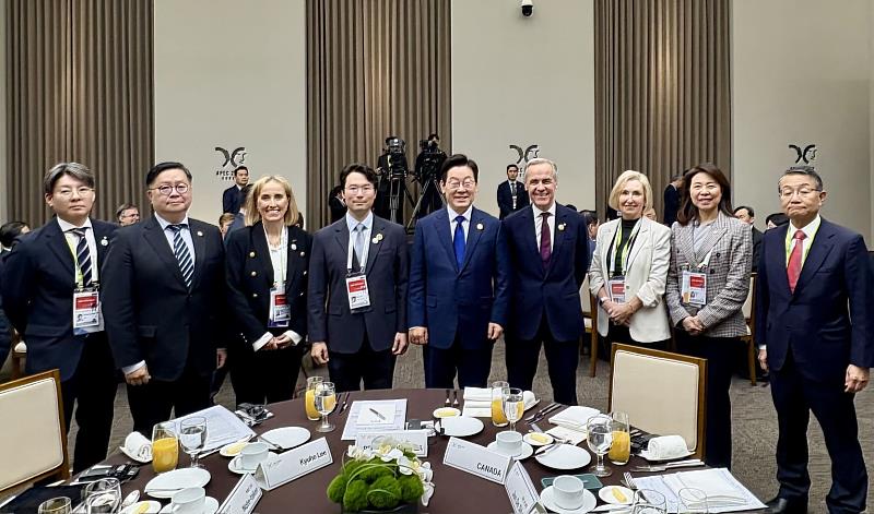 張嘉淵（左2）與韓國總統李在明（左5）及加拿大總理卡尼（右4）及與會ABAC代表們於對話後合影。（圖：ABAC韓國秘書處）