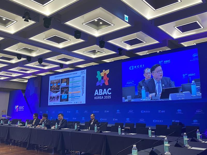 張嘉淵於ABAC4報告9月舉行「Generating AI for Resilience Medicine」論壇活動及「DAILY Plus」計畫成果。（圖：ABAC我國秘書處）