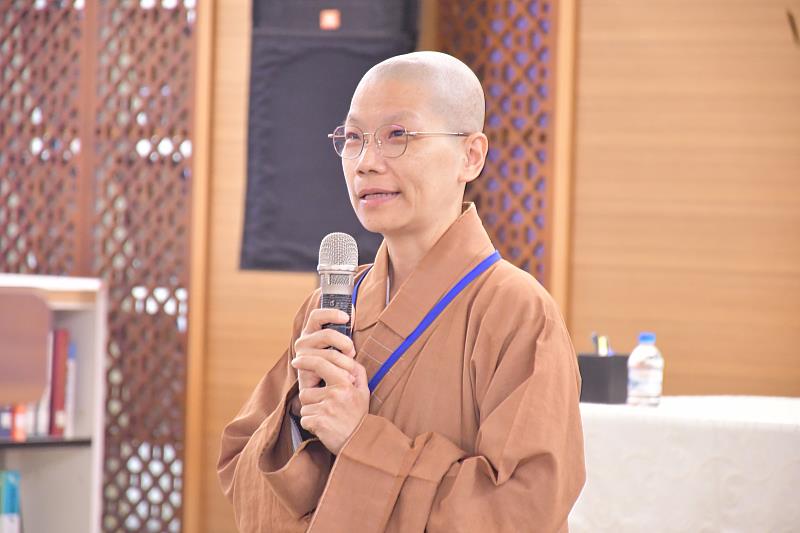 南華大學文學系舉辦第2屆「永懷星雲大師－生命書寫文學獎」決審會議暨頒獎典禮，駐校董事覺禹法師致詞。