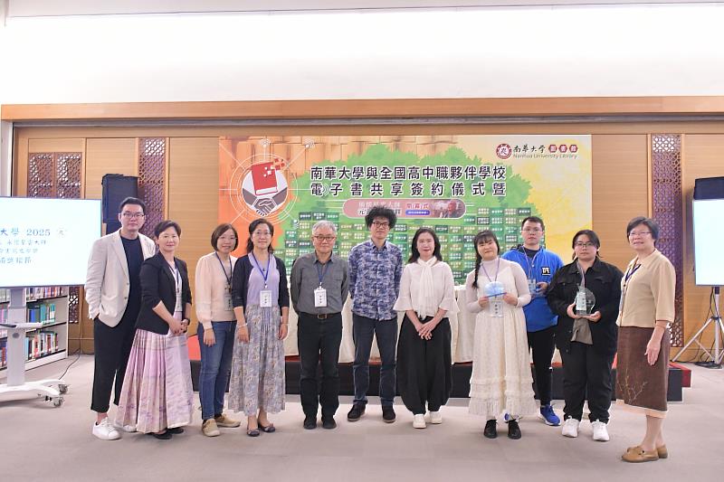 南華大學文學系舉辦第2屆「永懷星雲大師－生命書寫文學獎」決審會議暨頒獎典禮，大專組得獎者與評審合影。