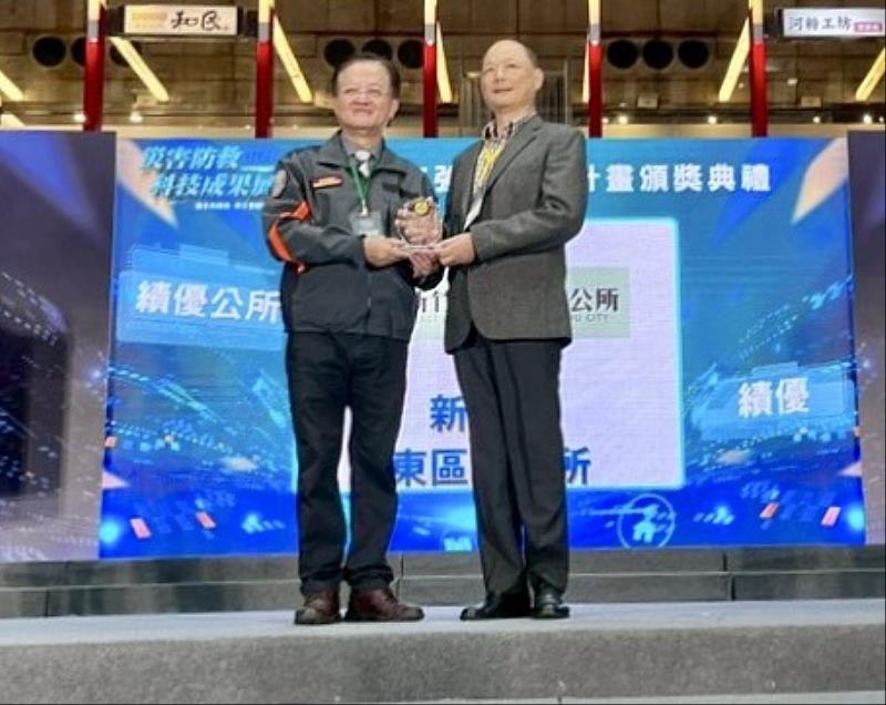 績優公所為東區區公所，由凃東良區長代表受獎。