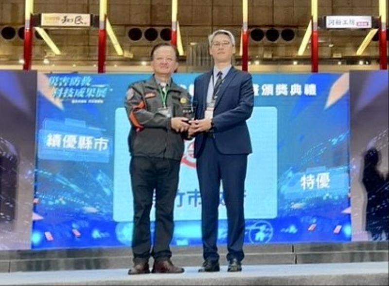 新竹市榮獲全國特優獎項，由消防局副局長陳家慶代表受獎。