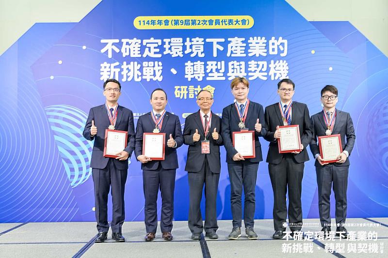 唐運佳（左1）曾擔任教務處「招生專業化協同主持人」，協助建立制度化招生標準與深化高中合作。