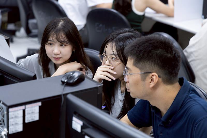 比賽過程畫面。參賽隊伍全神貫注投入比賽，展現資安實務與團隊協作的專業實力。