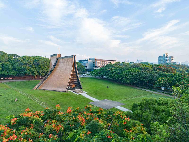 東海大學以長年深耕永續教育、跨域治理與社會參與的成果，獲行政院國家永續發展委員會頒授 「114 年國家永續發展獎」教育類最高榮譽。