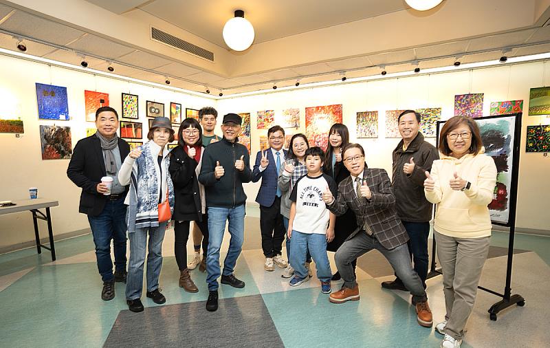楊勝雄教授帶領教職員，以創作描繪日常故事。