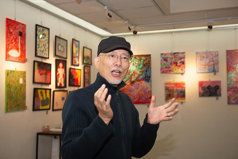 楊勝雄教授此次展出多幅旅途作品，以色彩與構圖捕捉行走間的動人瞬間，也帶動參與者勇敢跨越舒適圈，以繪畫訴說自己的生命故事。他表示：「人人都能畫畫，畫畫能療癒人心。許多教職員原本沒有繪畫基礎，只要願意踏出第一步，就能從創作中找到節奏，並在畫作裡看見自己。」