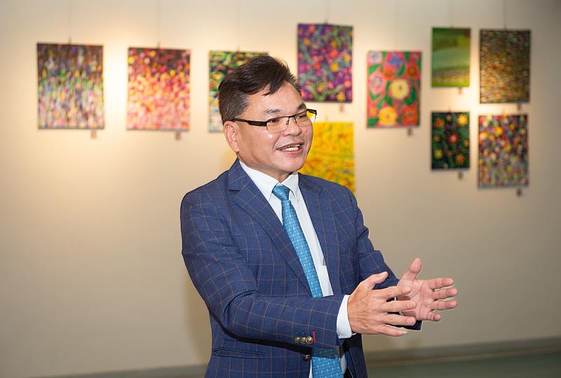 廣告系主任楊錫彬表示，繪畫培養觀察力與美感，記錄文大人的獨特生活。