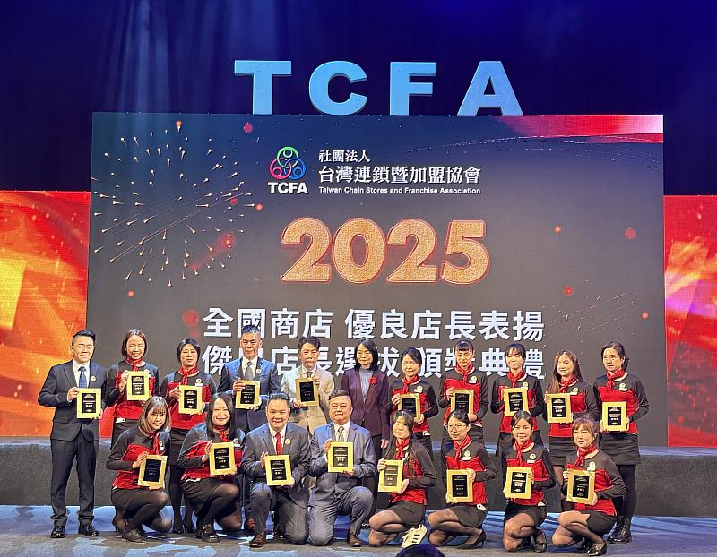 遠傳自全台門市精選18位服務代表參與全國商店優良店長表揚暨傑出店長選拔,最終全數通過並獲頒「優良店長」。