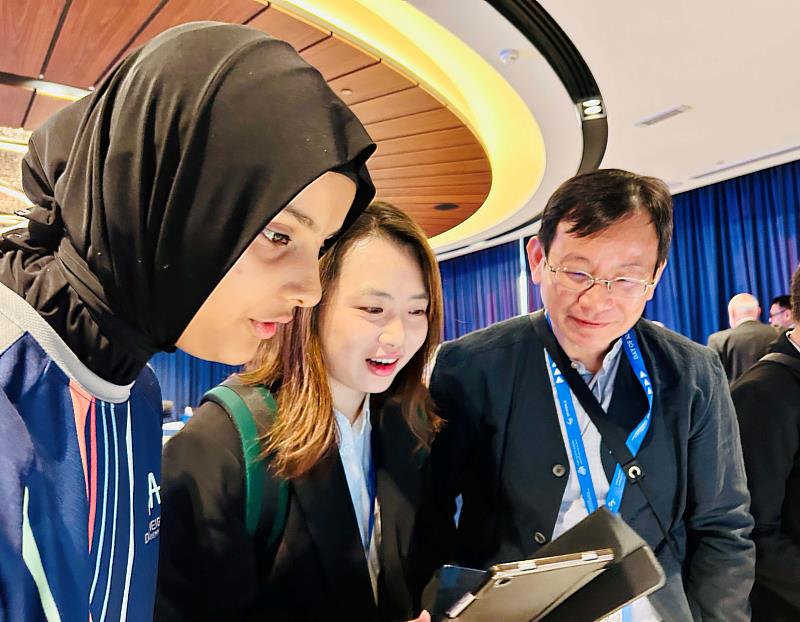 親子天下教育創新中心副理謝彧凌與台積電文教基金會執行長許峻郎與杜拜學生交流,了解學生如何運用AI解決社會問題。