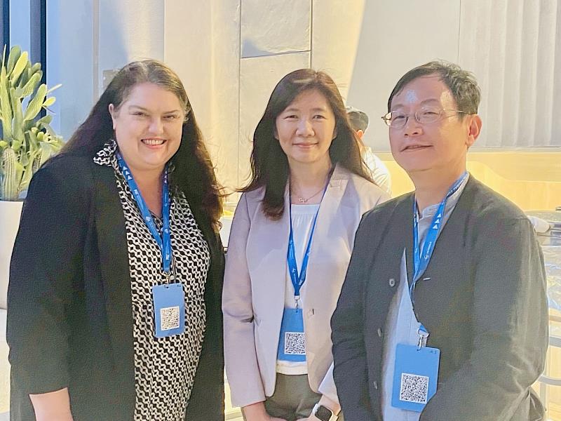 親子天下教育創新中心執行長楊淑娟、台積電文教基金會執行長許峻郎與牛津大學AI in Education跨領域中心首席研究員Sara Ratner交流。