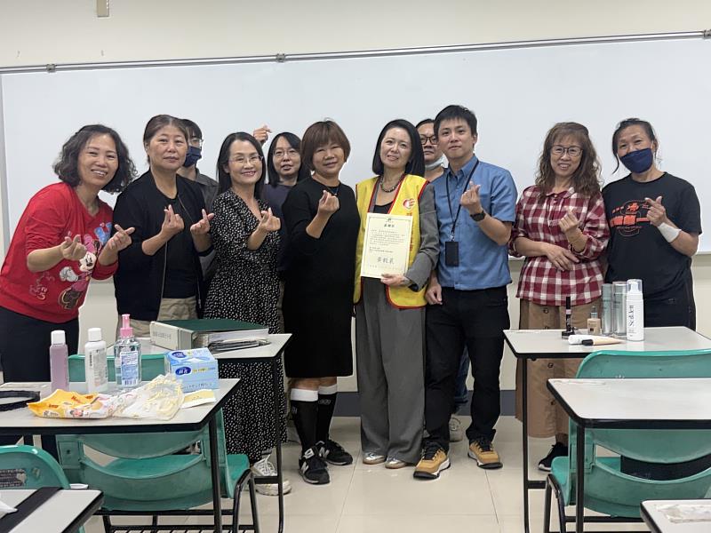 樂活學程邀請陽光基金會臉部平權代言人陳萳西示範「顏損修飾化妝」技巧，全體合影。