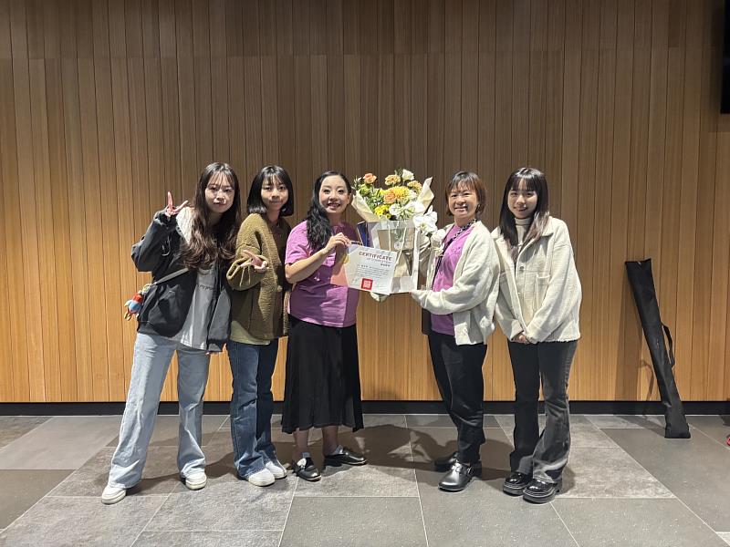 公廣系Lemon Sugar畢製團隊協助業主辦理舞台劇演出，與協會秘書長何若齊（左3）及舞蹈老師合影。
