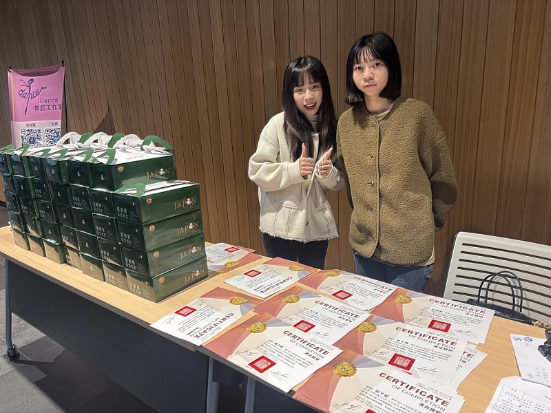 公廣系學生協助報到入場。
