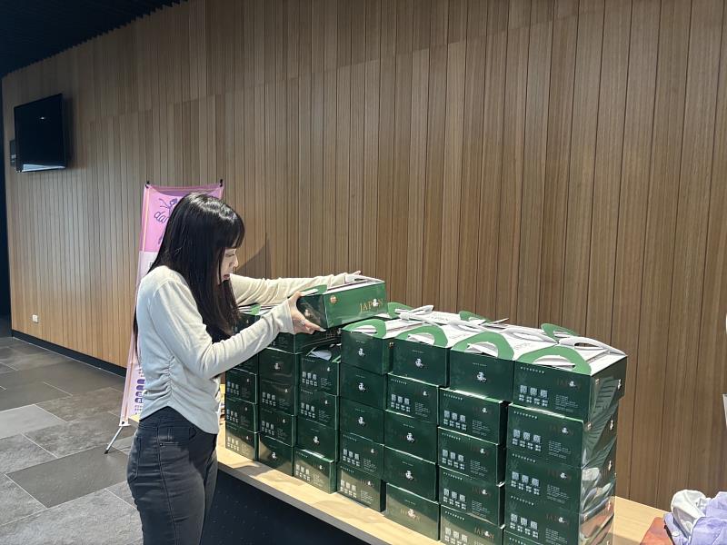 公廣系學生整理餐盒。