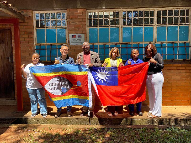 西餐選手與電氣裝配裁判長赴臺訓練前合照。