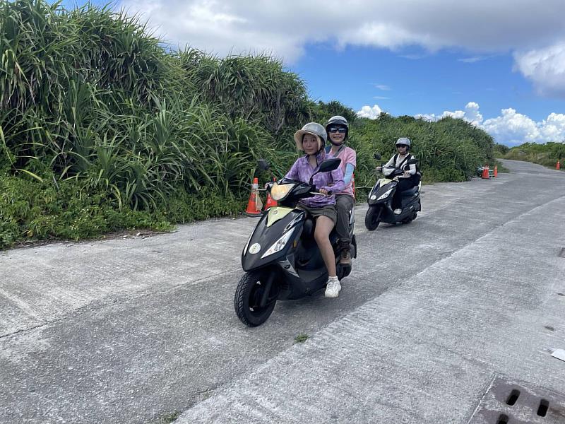 兩位學生為完整呈現作品，多次前往綠島實地調查，並騎機車帶老師深入場域蹲點研究。