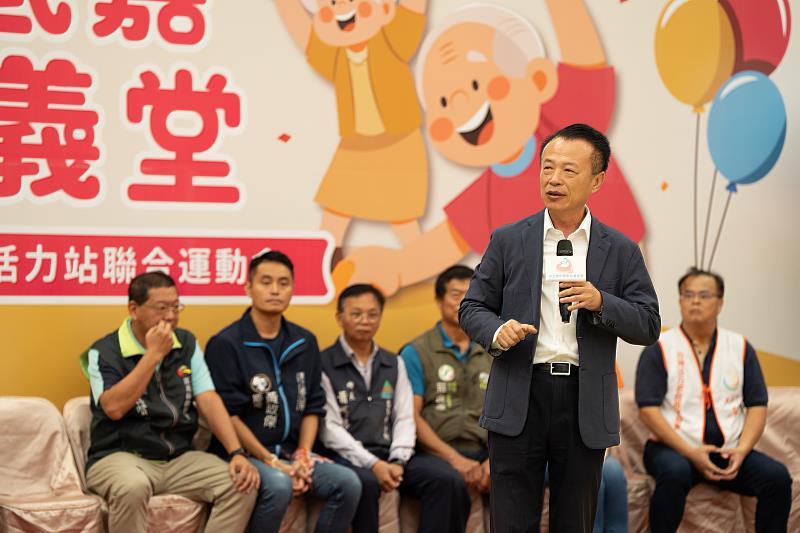 嘉義縣長翁章梁（前）特別親臨「活力底嘉、歡聚義堂－114年度嘉義縣長青活力站聯合運動會」。