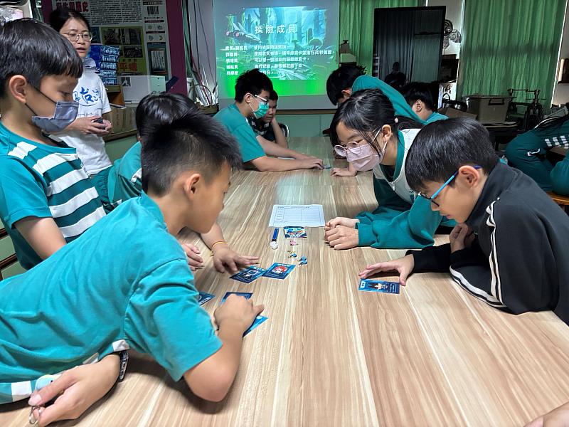 至新北市淡水國小示範遊戲及教材使用方式。