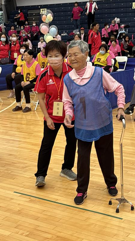 在岸腳活力站21年的百歲阿嬤翁吳珠說：「我今年一樣要比，腳手攏嘛要練，才不會走路無力！」