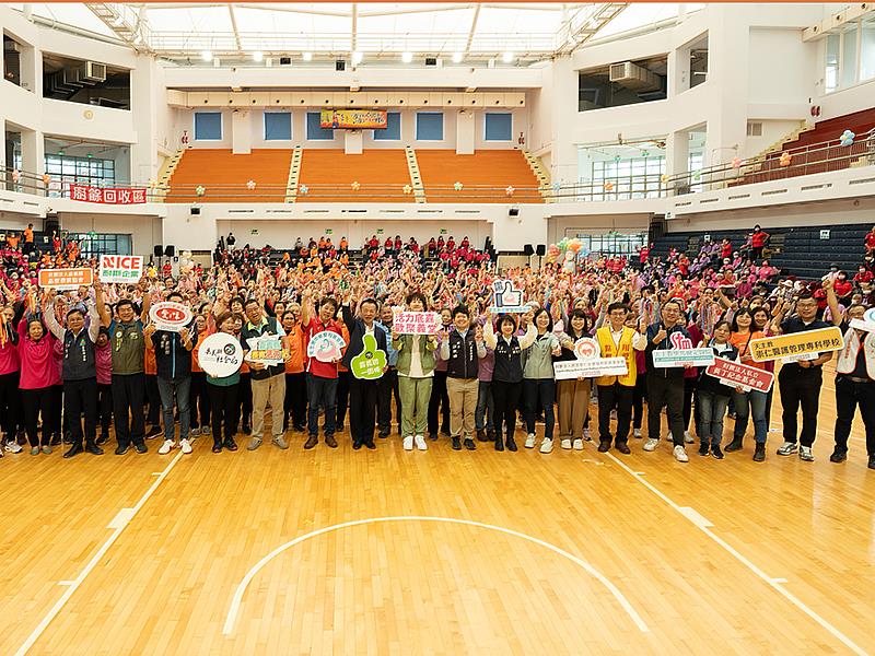 嘉義縣長翁章梁（中）、貴賓及贊助單位與近千名銀髮選手大合影。