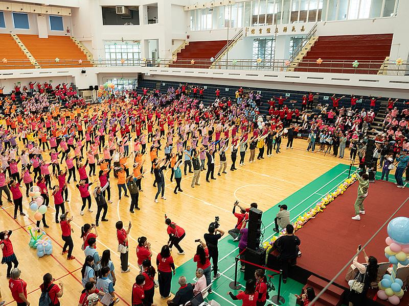 嘉義縣長青活力站聯合運動會在嘉義縣立體育館盛大舉行。活動開場由全場近千名長輩一同共襄盛舉。