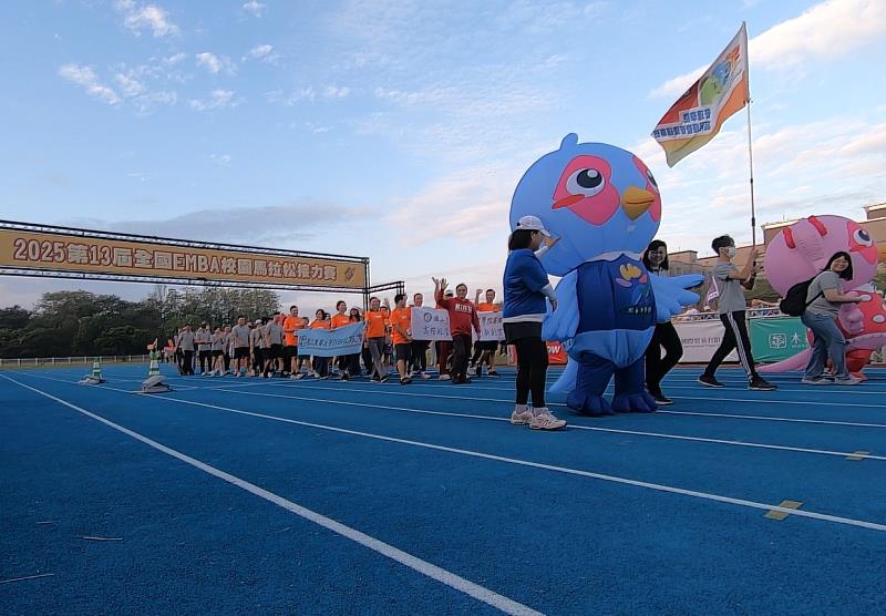 東華EMBA選手進場，為賽事揭開序幕。