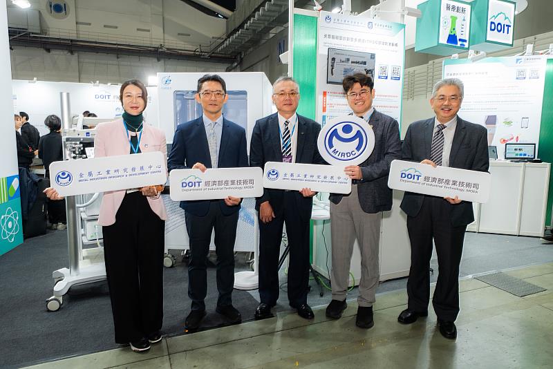 經濟部產業技術司郭肇中司長蒞臨金屬中心展位，左起金屬中心劉嘉茹董事長、經濟部產業技術司郭肇中司長、台朔重工黃于峰副總經理、金屬中心黃博偉博士、國衛院陳為堅副院長。