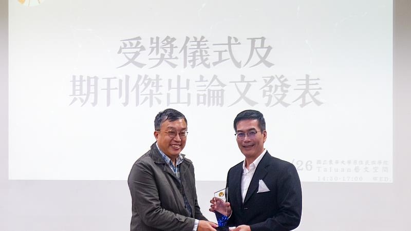 頒發《台灣原住民族研究》期刊傑出論文獎獎盃，陳叔倬助理研究員。