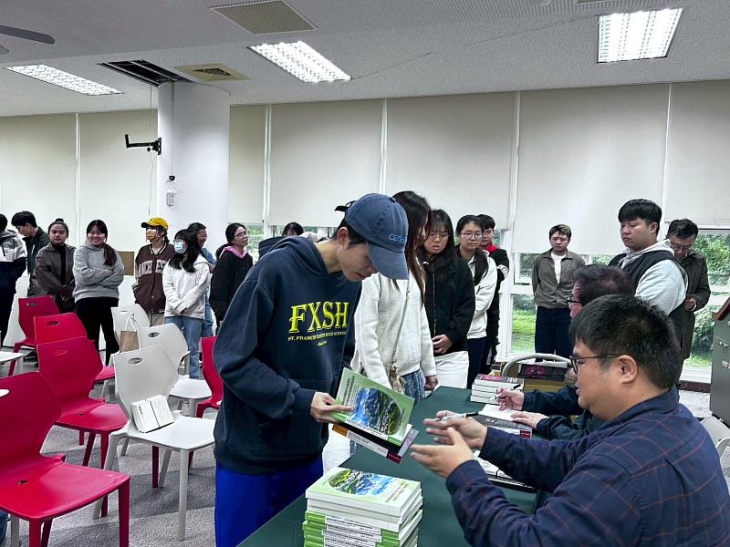 《東華原住民族叢書》第3屆新書發表會簽書交流。
