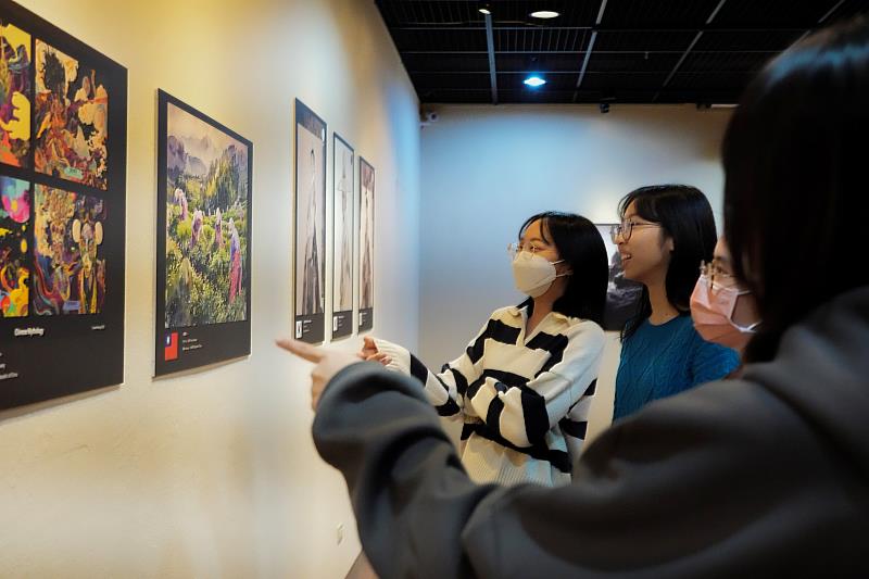 本次展覽邀集17位國內外創作者，展出涵蓋插畫、攝影、生成影像、互動動畫等領域，大受好評。