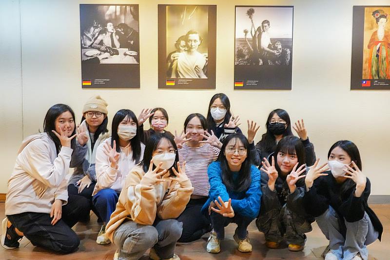 由視傳系團隊策展的〈2025朝陽國際AIGC展〉，探討生成式AI創作延伸的多樣性，受到關注。