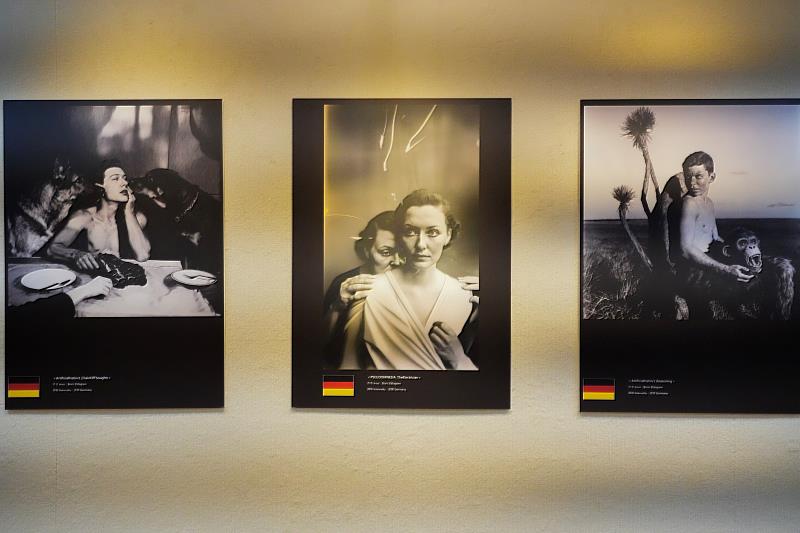 本次展出榮獲SONY世界攝影獎（SWPA）公開組創意類別首獎的作品〈PSEUDOMNESIA | The Electrician〉（圖中），正是以AI生成的創作。