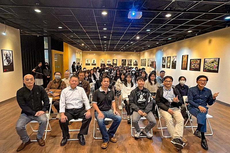 〈2025朝陽國際AIGC展〉開幕貴賓與朝陽科大視傳系師生合影。