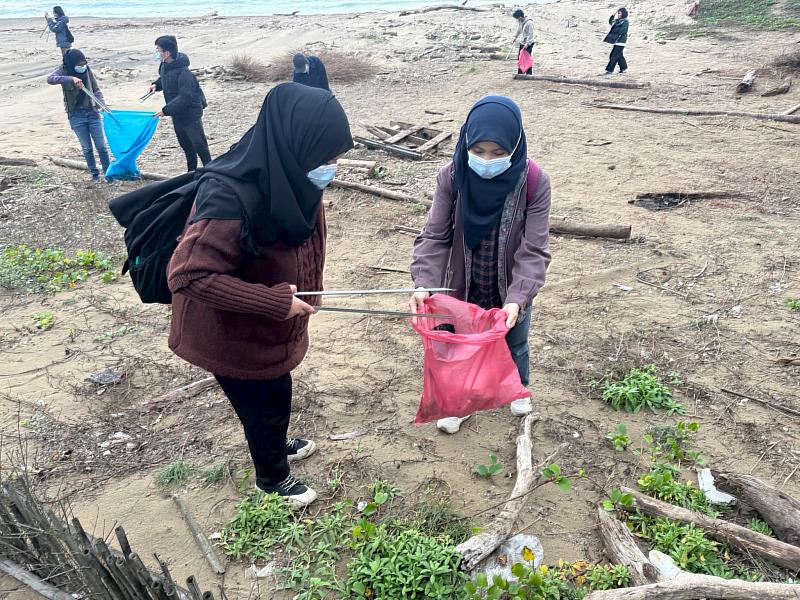 同學以行動守護海洋，展現永續精神。