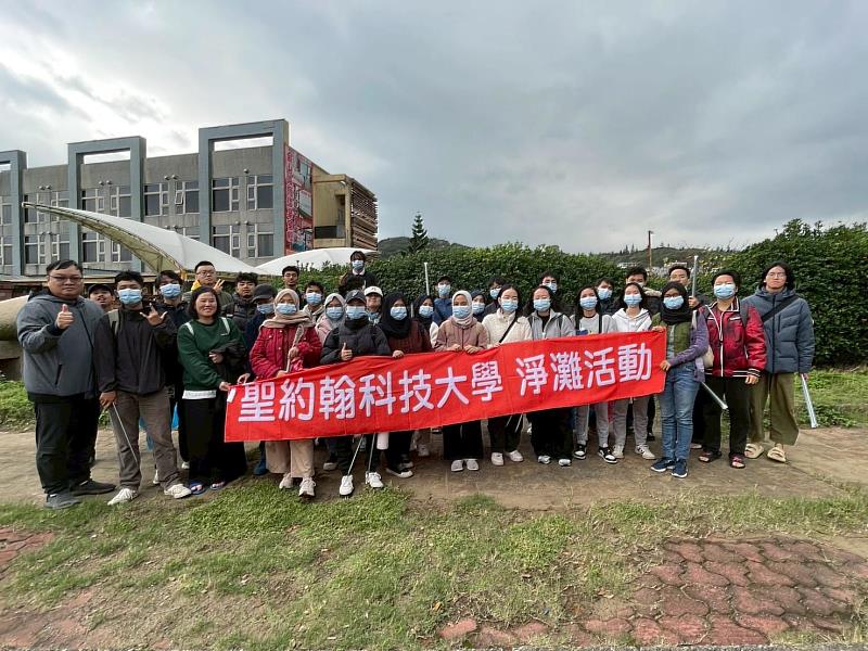 聖約翰科技大學帶領印尼新型專班學生前往新北市金山海水浴場辦理社區服務學習淨灘活動。